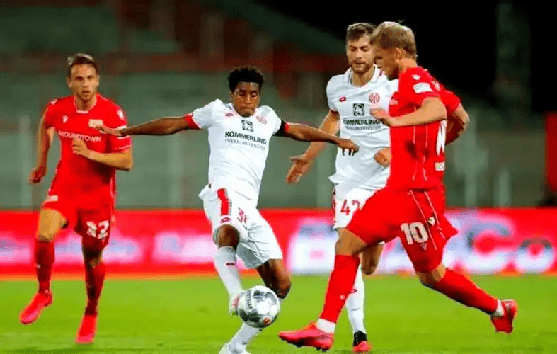 今晨斯图加特再遭质疑：欧冠节点到来，悬念犹存，赛季目标并未改变的简单介绍